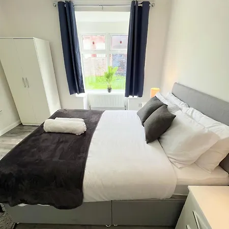 4 Brh For Large Group Holiday home